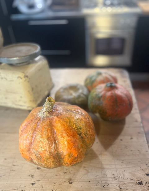 Zucca di carta fatta e dipinta a mano