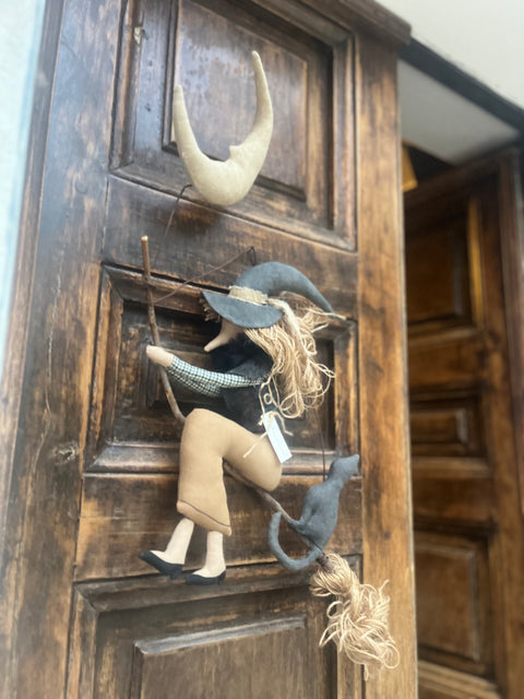 Strega Ghertrude che vola con gatto e luna