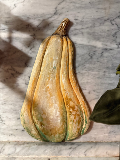 Zucca intaglaita e dipinta a mano