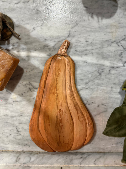 Zucca intaglaita e dipinta a mano