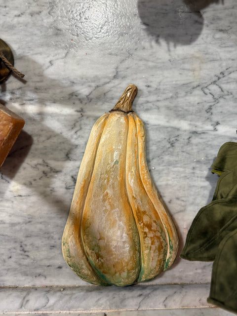 Zucca intaglaita e dipinta a mano