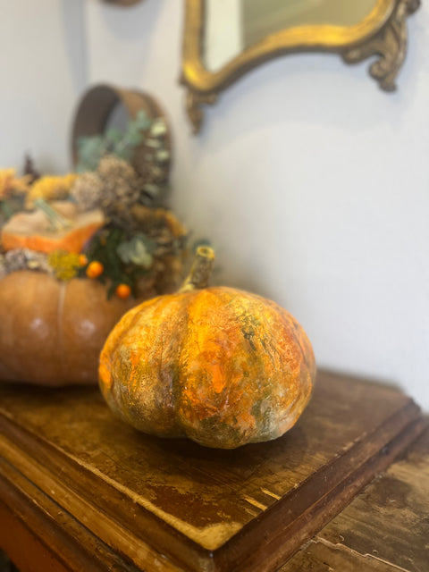 Zucca di carta fatta e dipinta a mano