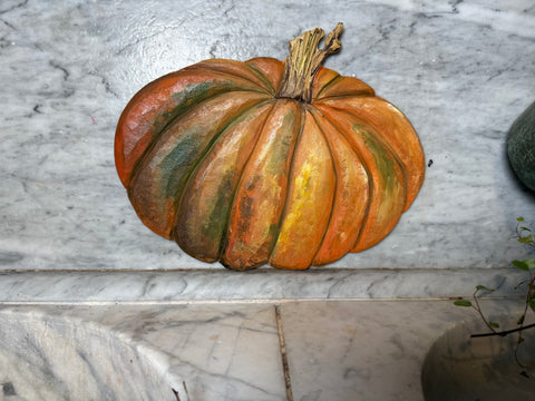 Zucca intaglaita e dipinta mano