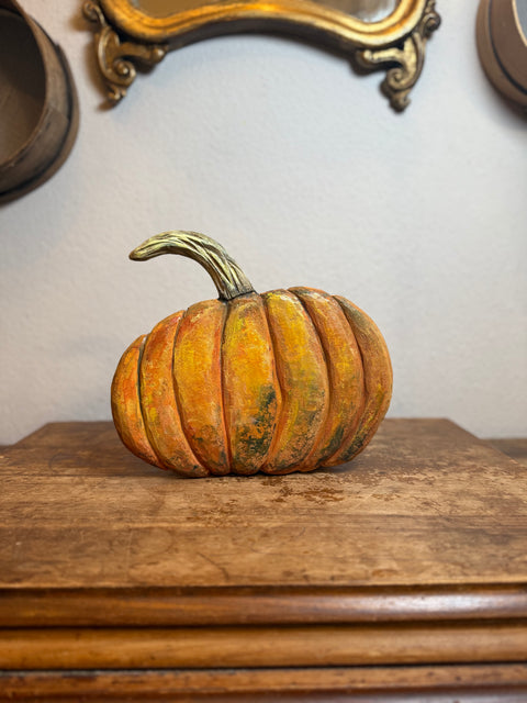 Zucca intagliata e dipinta a mano