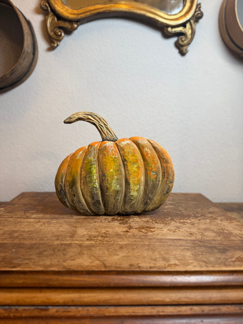 Zucca intagliata e dipinta a mano