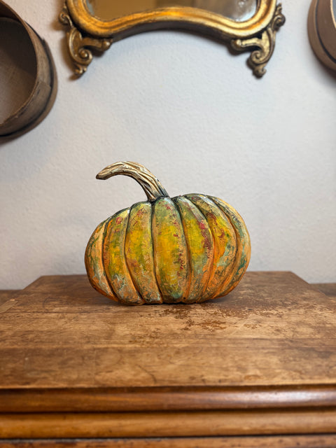 Zucca intagliata e dipinta a mano
