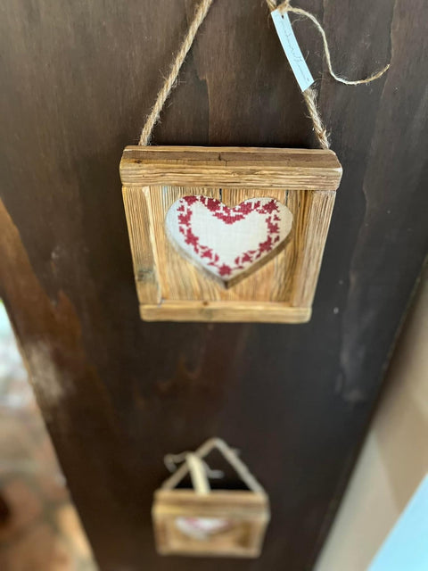 Cuori ricami a mano in cornice a cuore