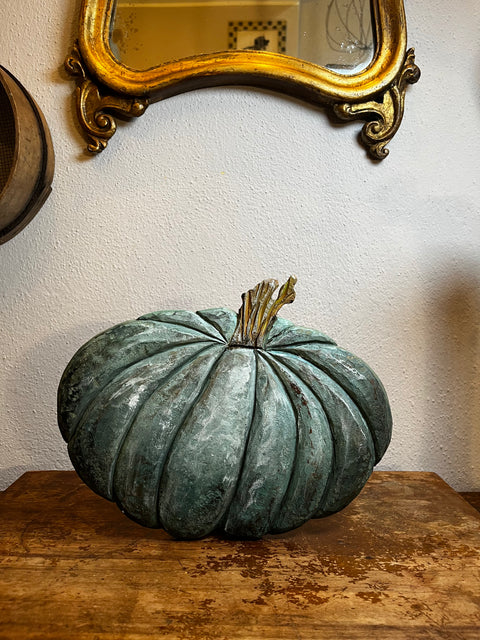 Zucca intaglaita e dipinta mano
