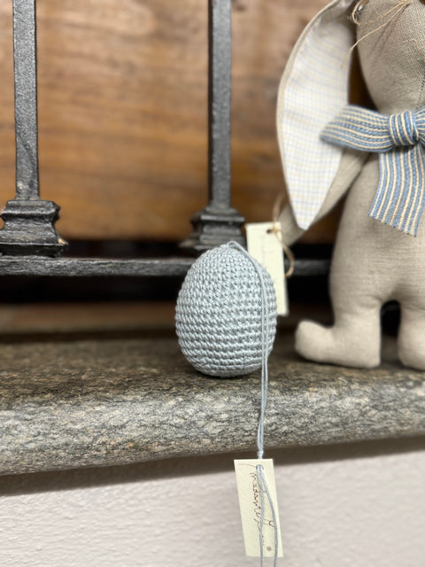 Conigli in lino con uovo in amigurumi