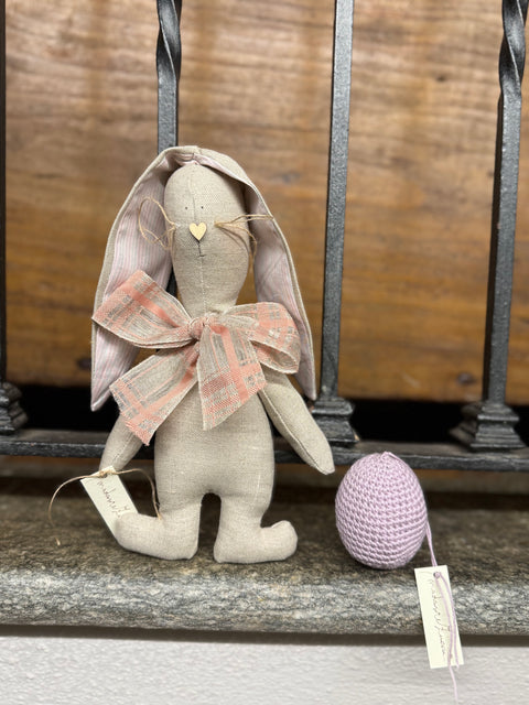 Conigli in lino con uovo in amigurumi