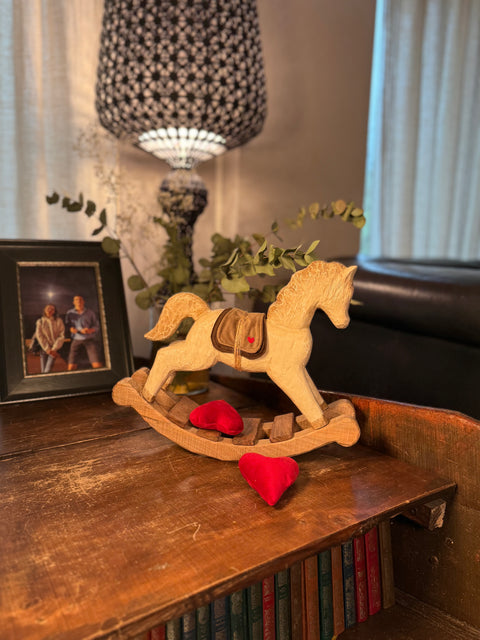 Cavallo a dondolo in legno