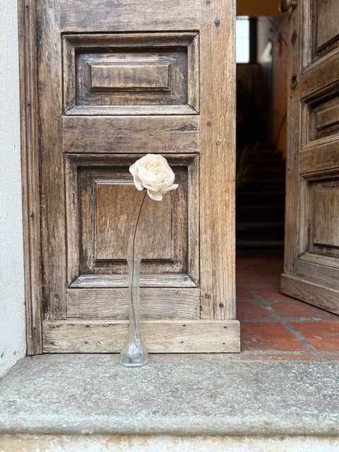 Rosa con gambo in fil di ferro vecchio