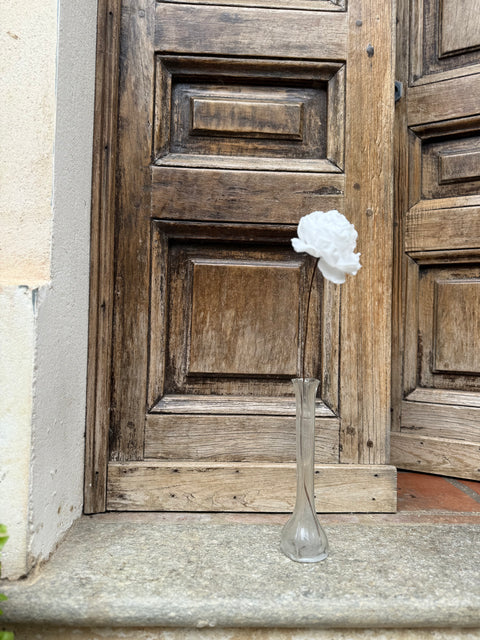 Rosa con gambo in fil di ferro vecchio