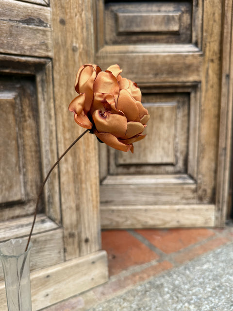 Rosa con gambo in fil di ferro vecchio