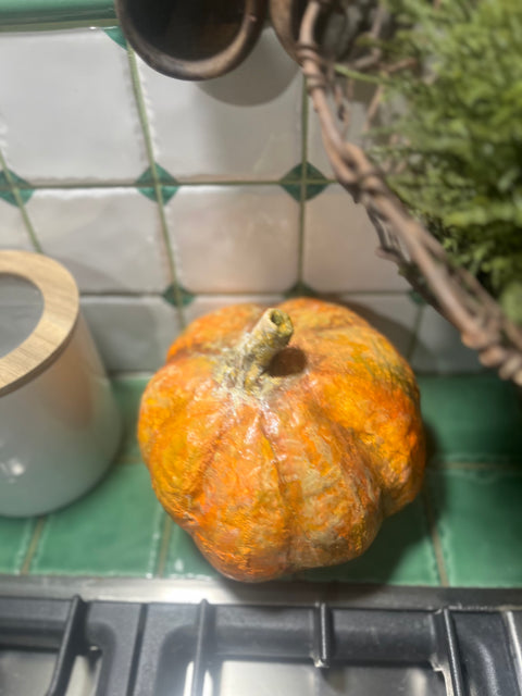 Zucca di carta fatta e dipinta  a mano