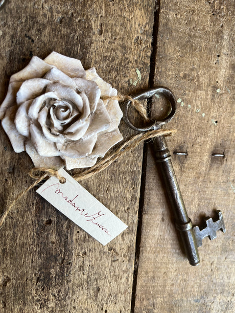 Chiave vecchia con rosa anticata in resina