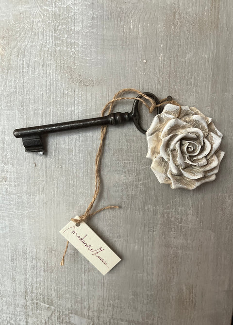 Chiave vecchia con rosa anticata in resina