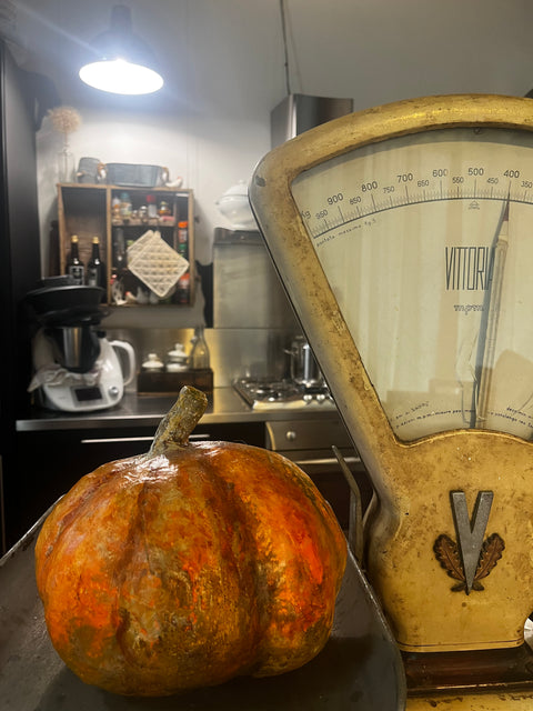 Zucca di carta fatta e dipinta  a mano
