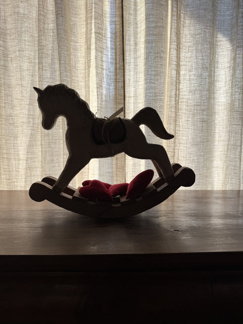 Cavallo a dondolo in legno