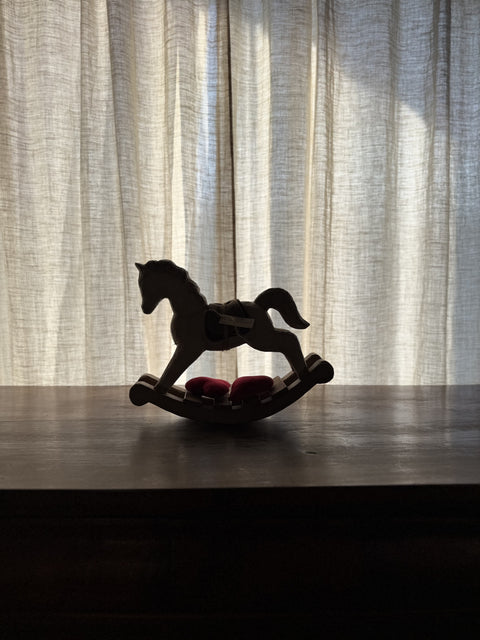 Cavallo a dondolo in legno