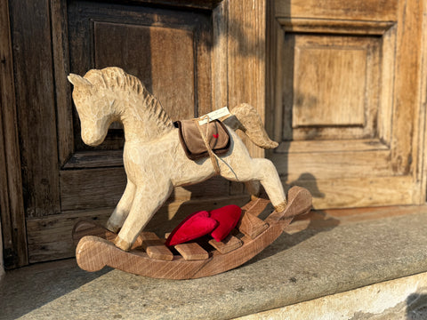 Cavallo a dondolo in legno