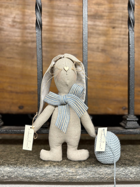 Conigli in lino con uovo in amigurumi