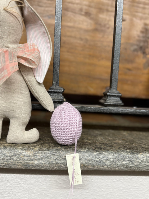 Conigli in lino con uovo in amigurumi