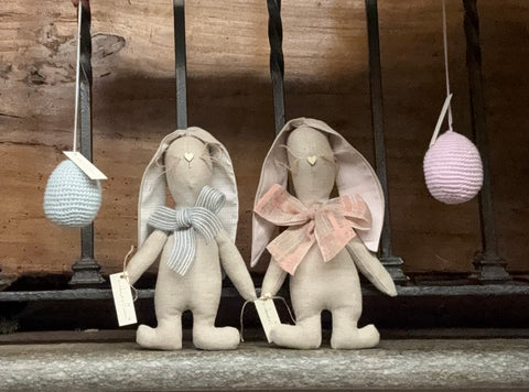 Conigli in lino con uovo in amigurumi