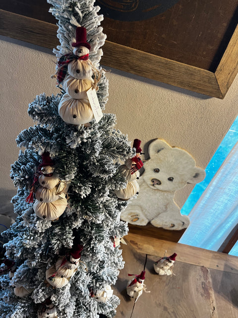 Orso di legno dipinto a mano