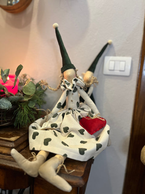 Elfi di Natale con stoffa pois e cuori verdi
