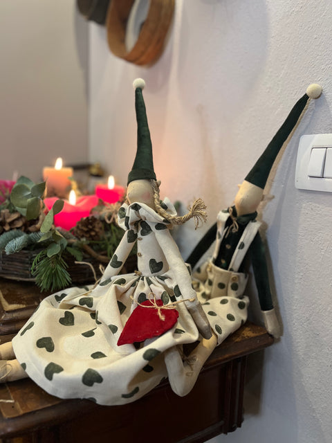 Elfi di Natale con stoffa pois e cuori verdi