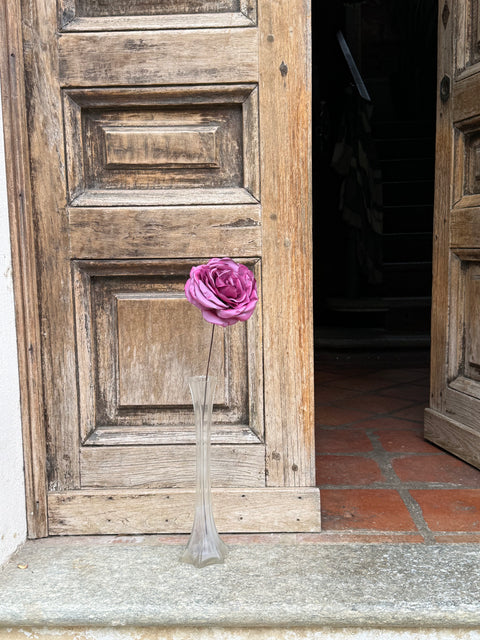 Rosa con gambo in fil di ferro vecchio