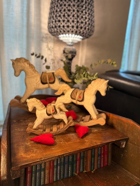 Cavallo a dondolo in legno