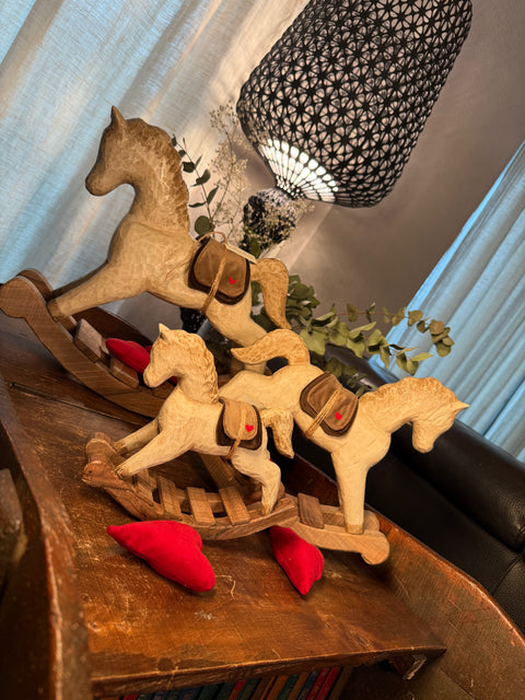 Cavallo a dondolo in legno