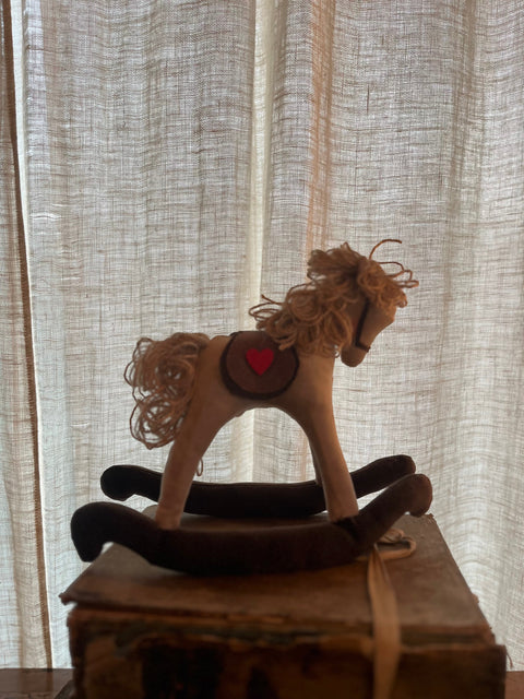 Cavallo a dondolo in legno