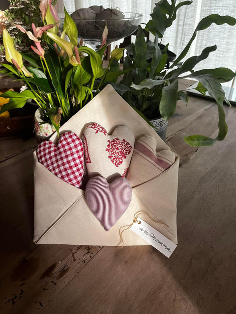 Busta ripiena di cuori