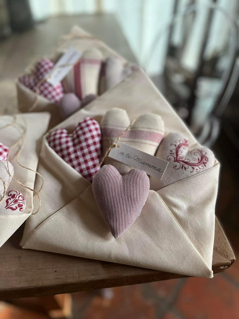 Busta ripiena di cuori