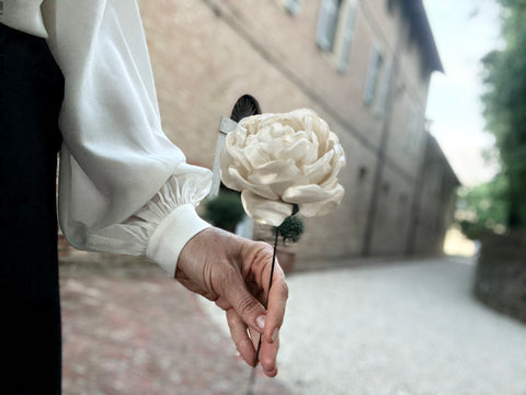 Rosa con gambo in fil di ferro vecchio