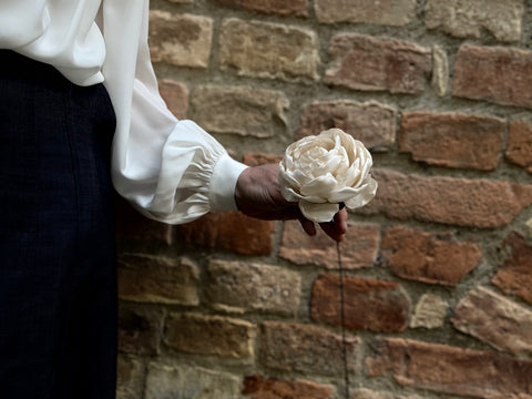 Rosa con gambo in fil di ferro vecchio
