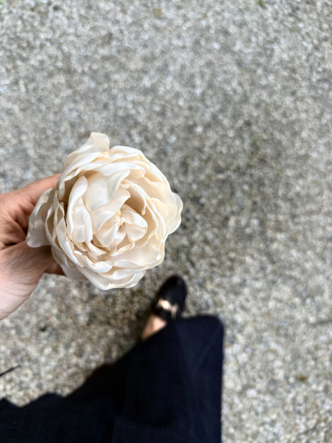 Rosa con gambo in fil di ferro vecchio