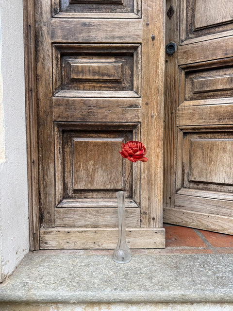 Rosa con gambo in fil di ferro vecchio