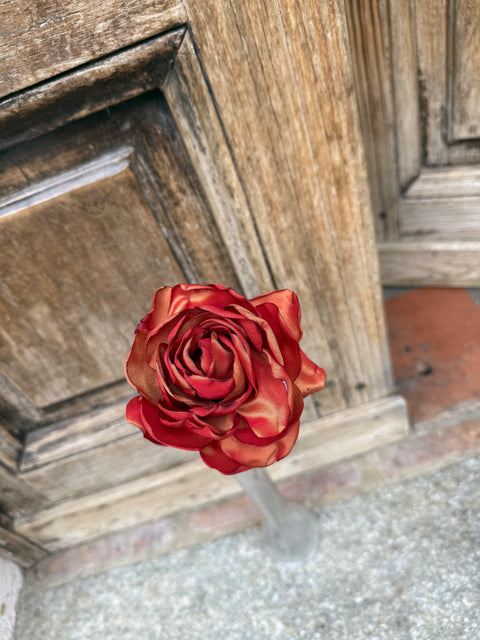 Rosa con gambo in fil di ferro vecchio