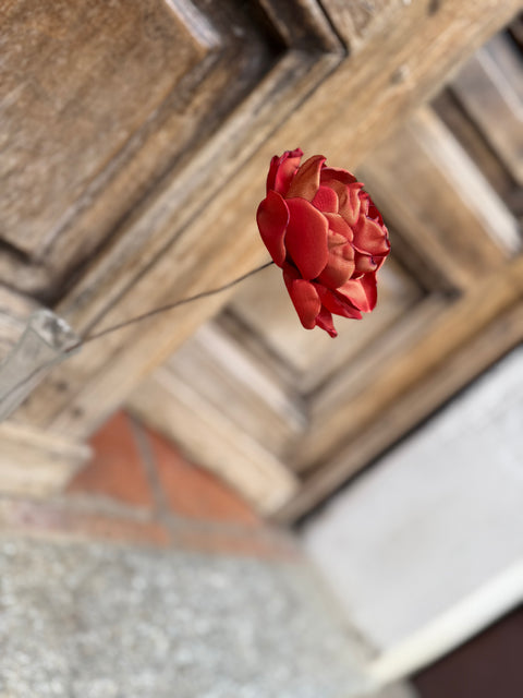 Rosa con gambo in fil di ferro vecchio