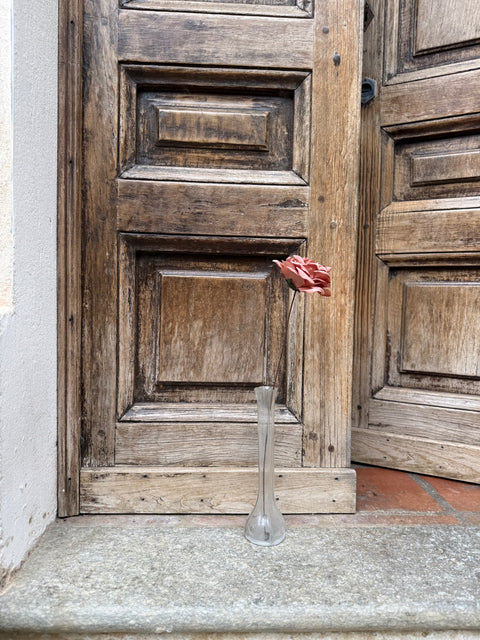 Rosa con gambo in fil di ferro vecchio