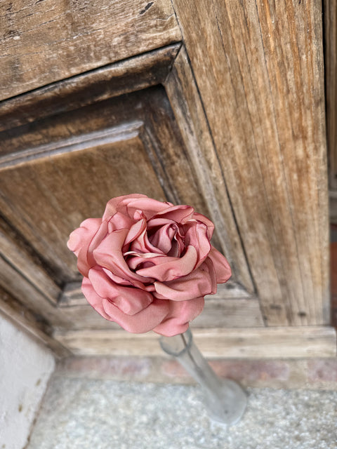 Rosa con gambo in fil di ferro vecchio
