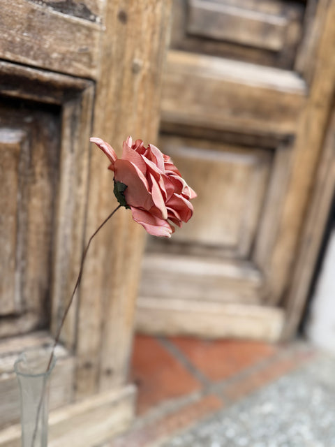 Rosa con gambo in fil di ferro vecchio