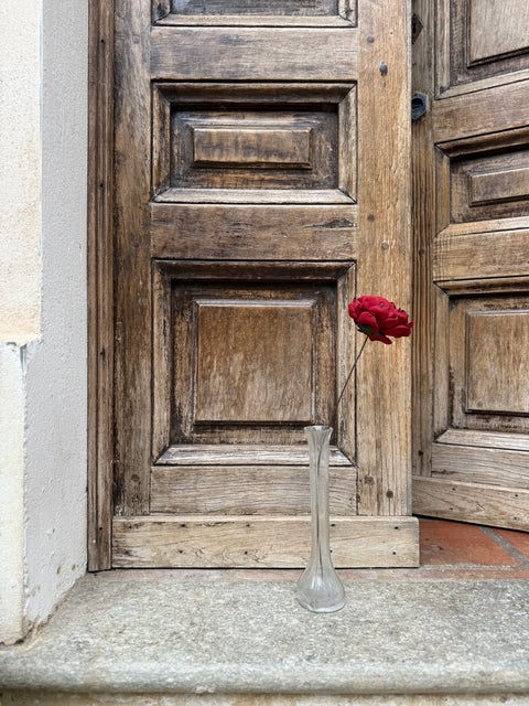 Rosa con gambo in fil di ferro vecchio