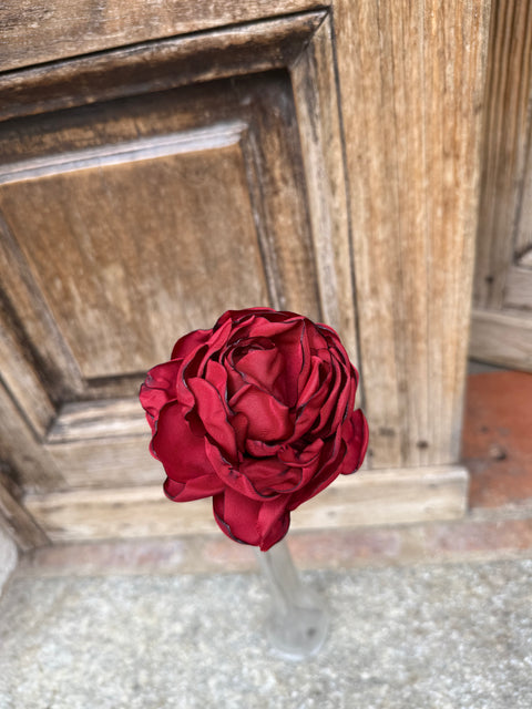 Rosa con gambo in fil di ferro vecchio