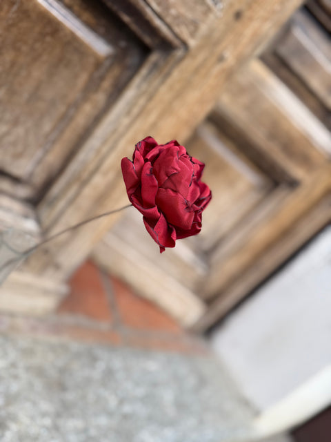 Rosa con gambo in fil di ferro vecchio