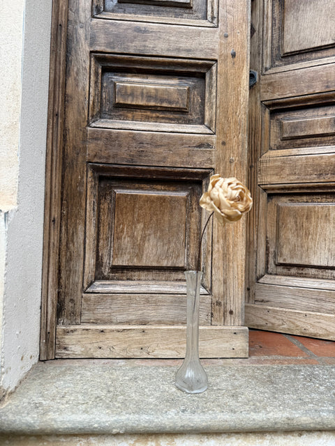 Rosa con gambo in fil di ferro vecchio